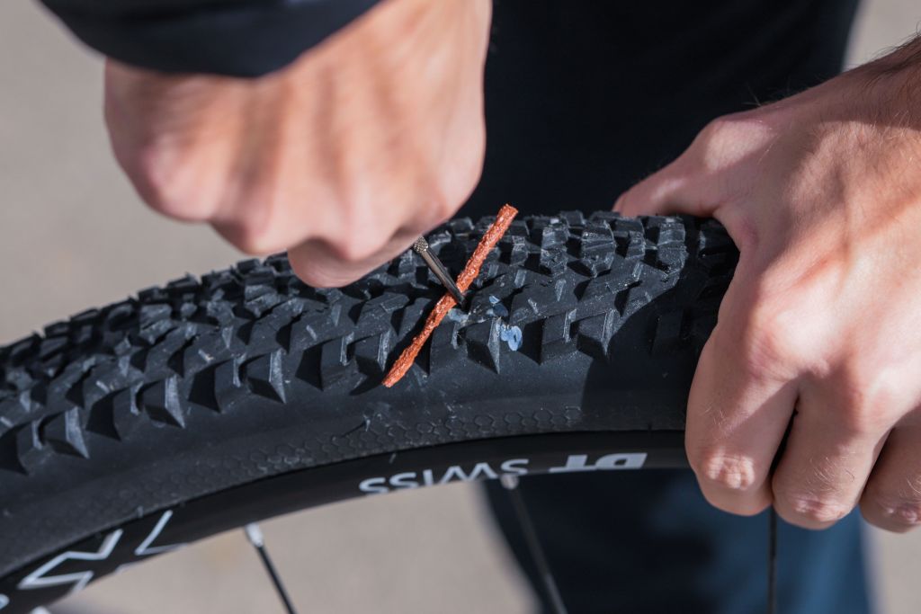 DEEMOUNT – ensemble d'outils de réparation de pneus Tubeless de vélo, colle  cachée sans extrémité de barre, perceuse de pneu de vélo, outil de  réparation de crevaison - AliExpress