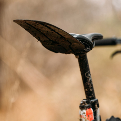 The Shield S20, a must-have to save your back and buttocks from splashing!

📸 : @popival

#zefal #keeponriding #mountainbike #mudguards #gardeboues #mtbmudguards #mtb #cyclingtips #bikeaccessories