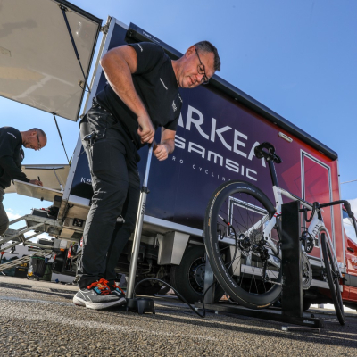 Pumped up by the stakes and by our pumps. 
Time for final preparations has begun for the @arkeasamsic team one week before the start of the Tour de France. 🔴⚪

#zefal #keeponriding #frenchcycling #protour #arkeasamsic #cyclisme #worldtour #bretagnecyclisme #floorpump