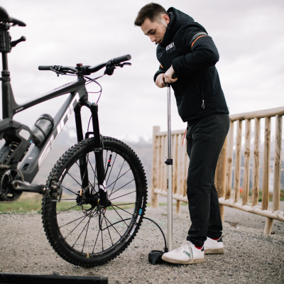 Our screw-on Z-Turn, reversible Presta/Schrader, allows you to inflate all tyres efficiently, whether for mountain bikes, gravel or road. Intuitive and compact.

📸: @popival

#zefal #keeponriding #floorpump #bikepump #mtbride #mtb #enduro #downhill #bikeaccessories